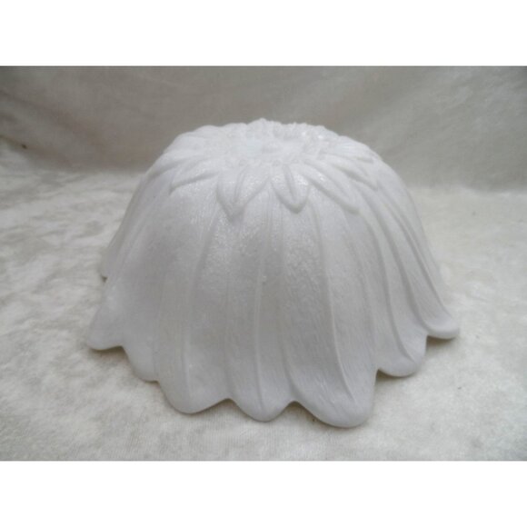 Lily Pons Indiana Milk Glass Candy Dish Bowl Flower White 7" Sunflower Design - Picture 5 of 7